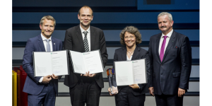 Christian Schulze Gronover, Dirk Prüfer, Carla Recker and Reimund Neugebauer at the award ceremony of the Joseph von Fraunhofer Award for the project “RUBIN – Industrialization of dandelion rubber.” 
