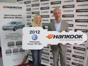 Hankook ‘Great Hit’ Winner Mona McHenry accepting prize from Hankook Tire America’s Senior Vice President of Sales, Shawn Denlein