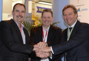 Sealing their cooperation agreement with a happy handshake were Australian Automotive Aftermarket Association President David Fraser and Executive Director Stuart Charity, and Messe Frankfurt Vice President for Brand Automechanika, Michael Johannes.  