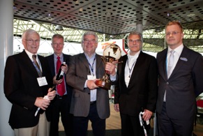 From left to right: Fernand Weiland, APRA; William Schwarck, chairman of the jury of the Remanufacturer of the Year Award; Alan Smart, ATP, winner; Volker Schittenhelm, FIRM; Niels Klarenbeek, manager ReMaTec2013  